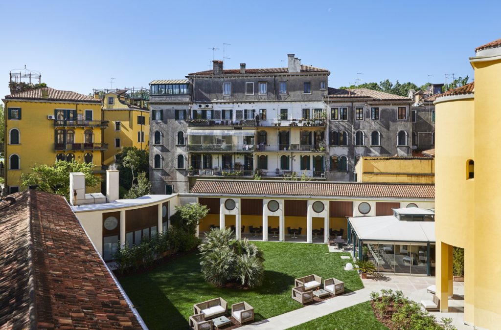 Il cortile dell'Hotel Indigo nel sestiere di Sant'Elena è il luogo perfetto per rilassarsi dopo la visita della Biennale di Venezia. I Giardini della Biennale sono proprio a pochi passi.