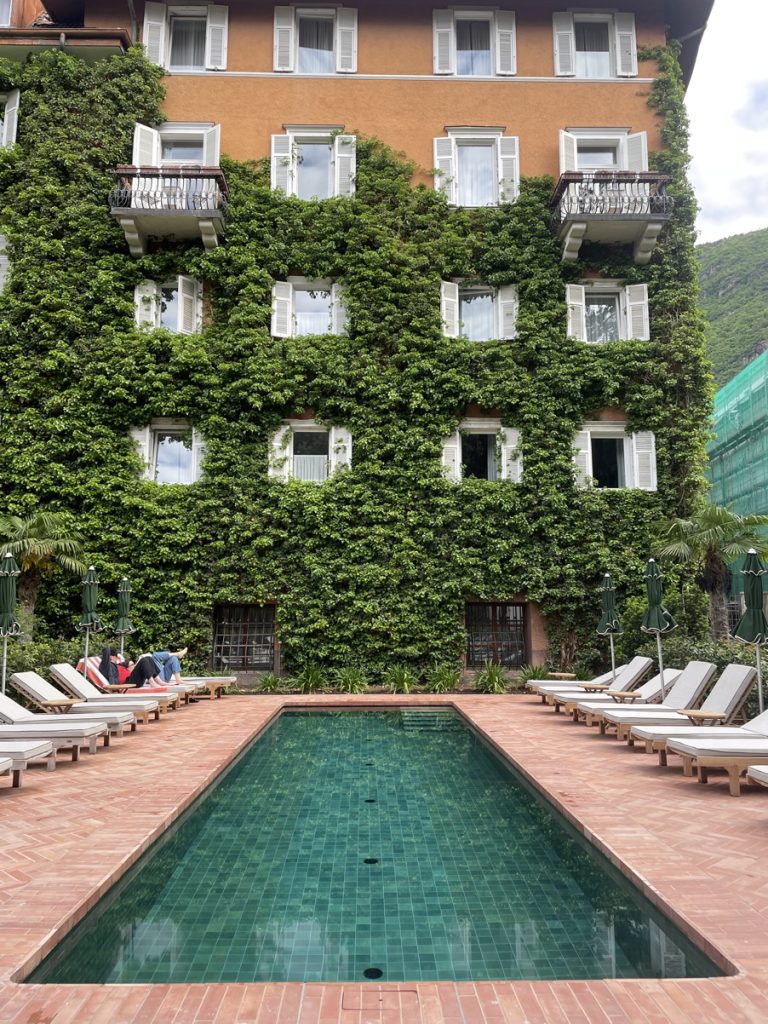 Il giardino con piscina dell'hotel Park Modschein è diventato punto di ritrovo per aperitivi e relax in centro a Bolzano.