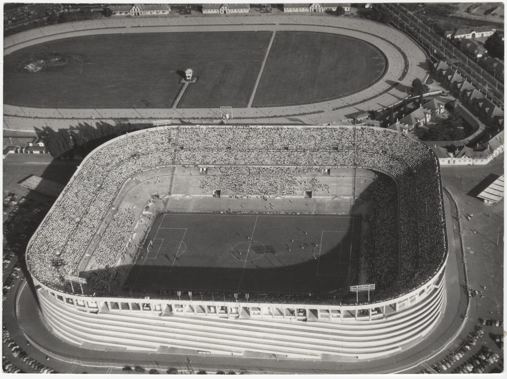 Veduta aerea dello stadio e dell'ippodromo di San Siro a Milano, 1960 / Archivio Tci