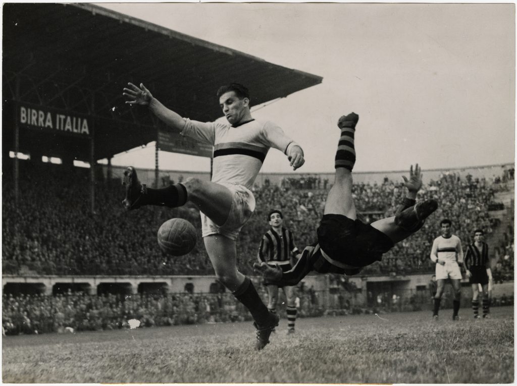 Gol di Gunnar Nordahl durante la partita Milan-Lucchese nella sesta giornata del campionato 1950-1951 foto Archivio Tci