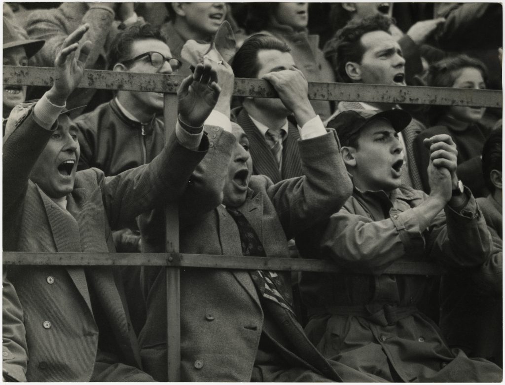 Tifosi in tribuna a San Siro, dicembre 1963 / Archivio Tci