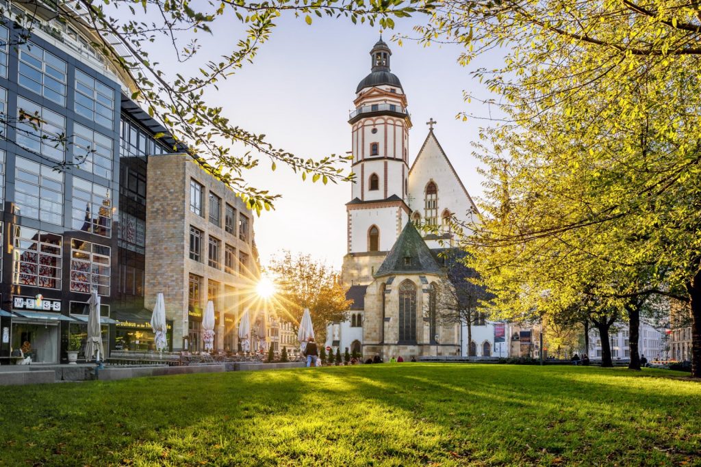 Il parco di Lipsia con la chiesa di S. Thomas © GNTB Philipp Kirschner