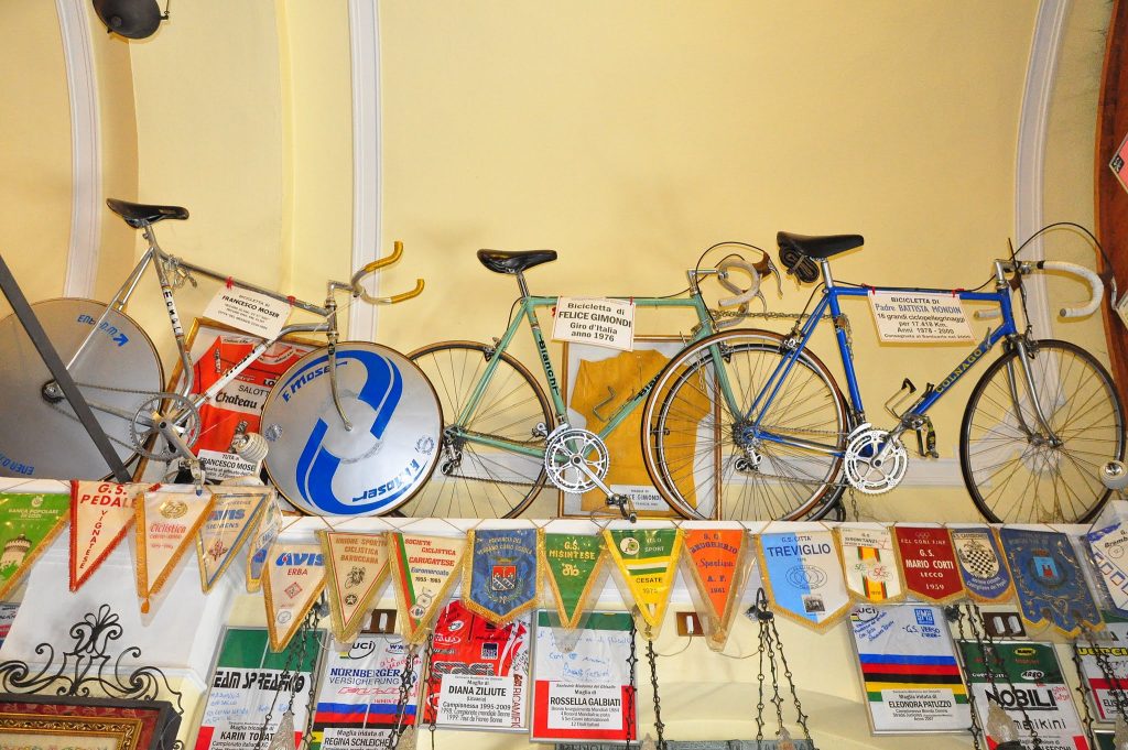 Le bici esposte all’interno del Santuario della Madonna del Ghisallo. Foto di Alessandro Bisagno, concorso fotografico TCI Italia in bicicletta