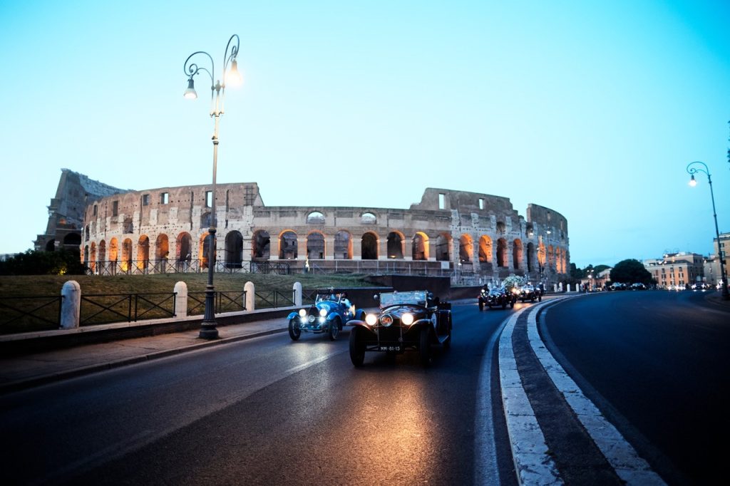 Lancia Lambda Spider Tipo 221 del 1928 a Roma nei pressi del Colosseo