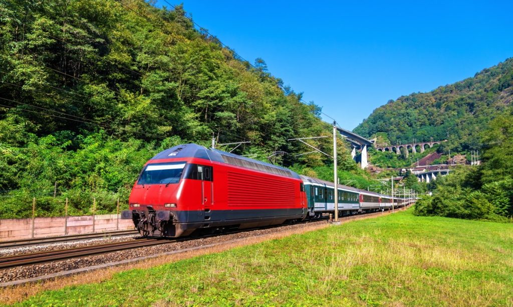 Un convoglio sulla linea ferroviaria del San Gottardo 