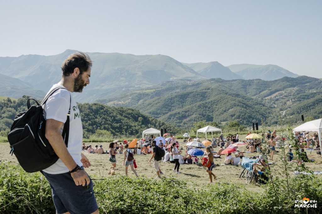 Neri Marcorè in arrivo su un pratone del festival