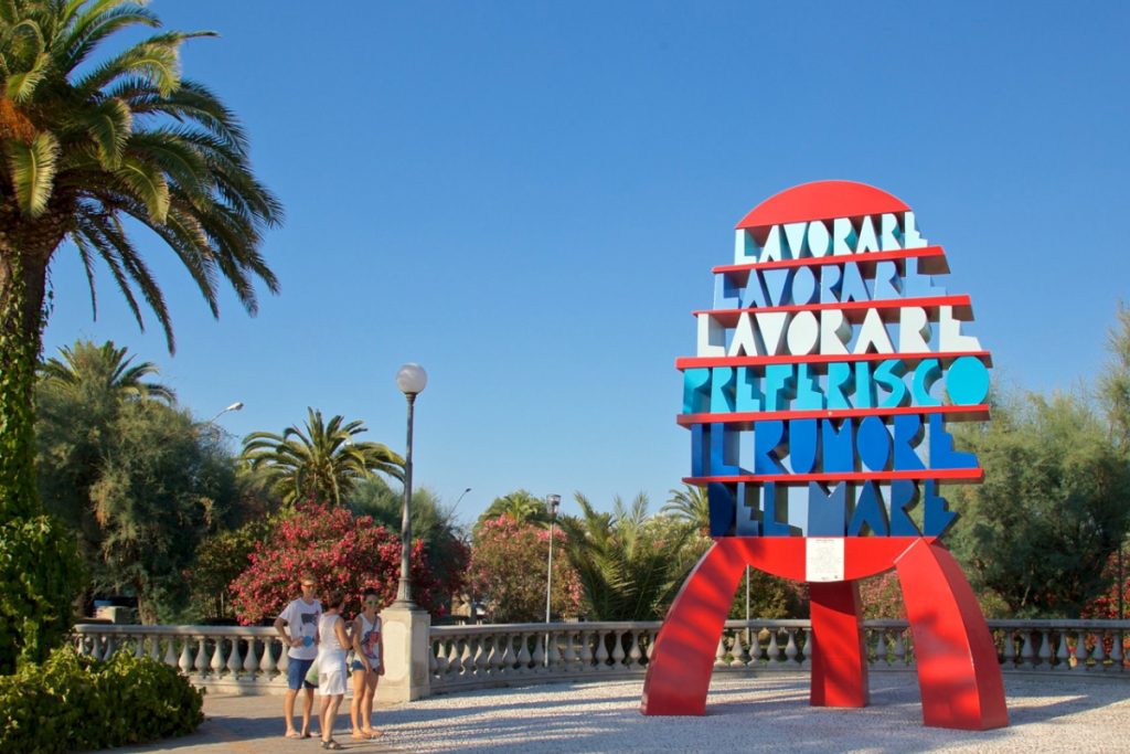 L'installazione di Ugo Nespolo sul lungomare di San Benedetto del Tronto