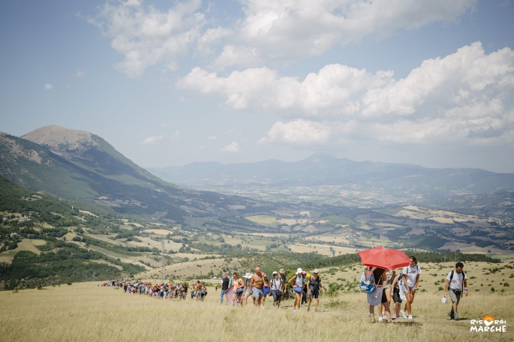 Pubblico in cammino verso un concerto di Risorgimarche