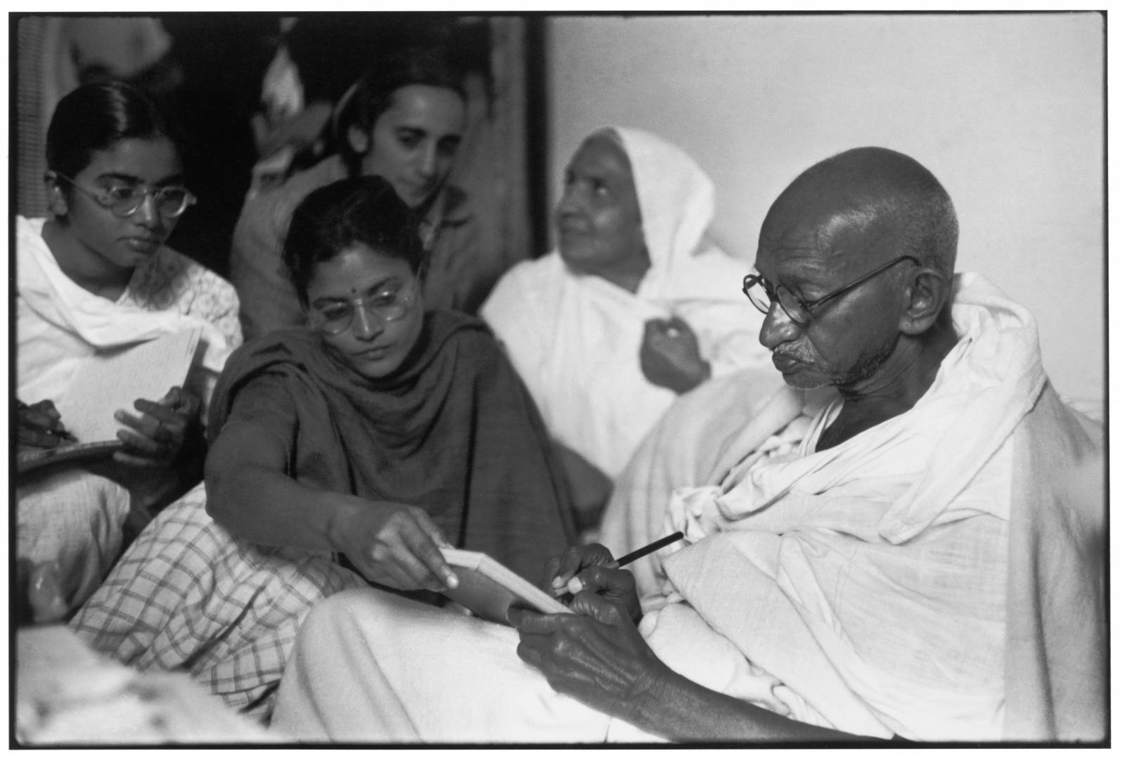 Gandhi detta un messaggio. India. 1948.  © Henri Cartier-Bresson / Magnum Photos 