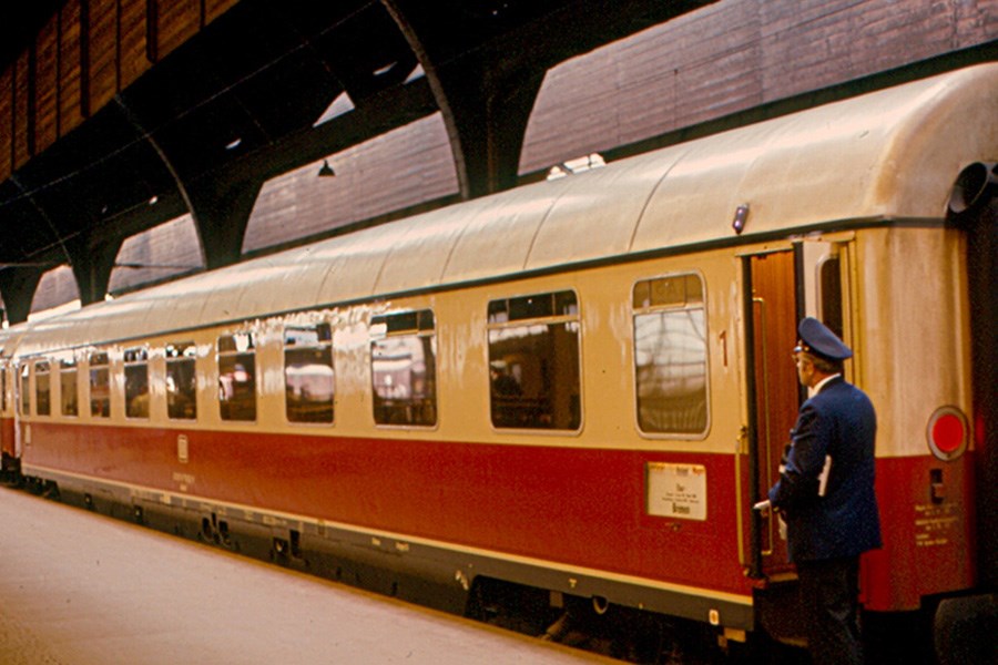 Vettura di prima classe del TEE Roland in stazione a Basilea negli anni Settanta.
