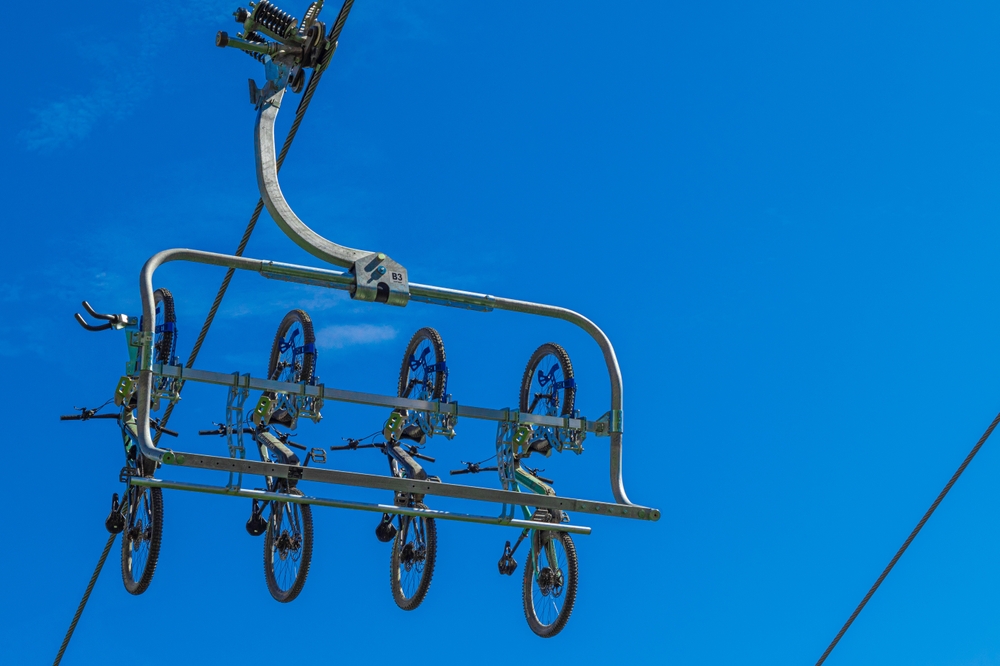 Quattro mountain bike appese a una seggiovia