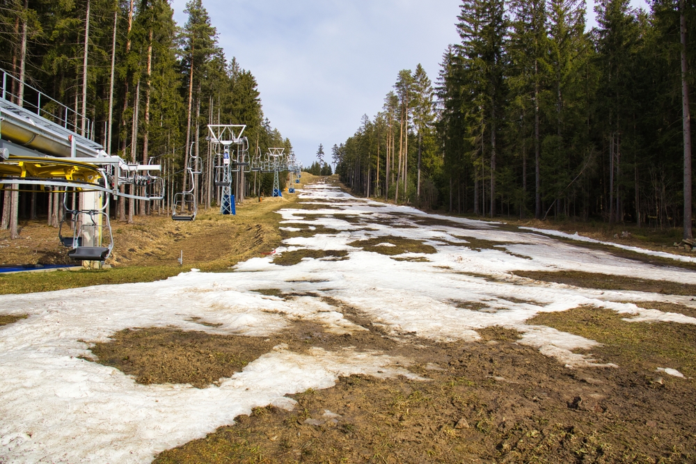 una pista da sci innevata a tratti