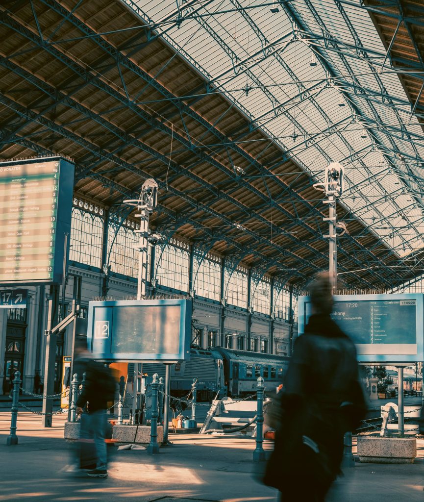 tra i binari della stazione centrale di milano