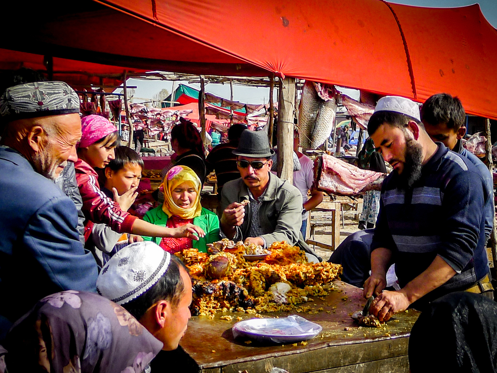 Un mercato tradizionale a Kasghar, che i cinesi chiamano Kashi. I volti sono quelli della minoranza uigura– foto Shutterstock
