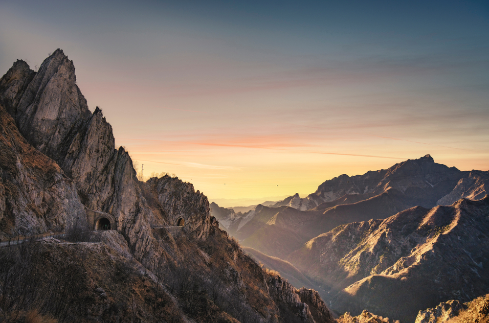 Un tramonto colora di rosa i picchi delle Apuane