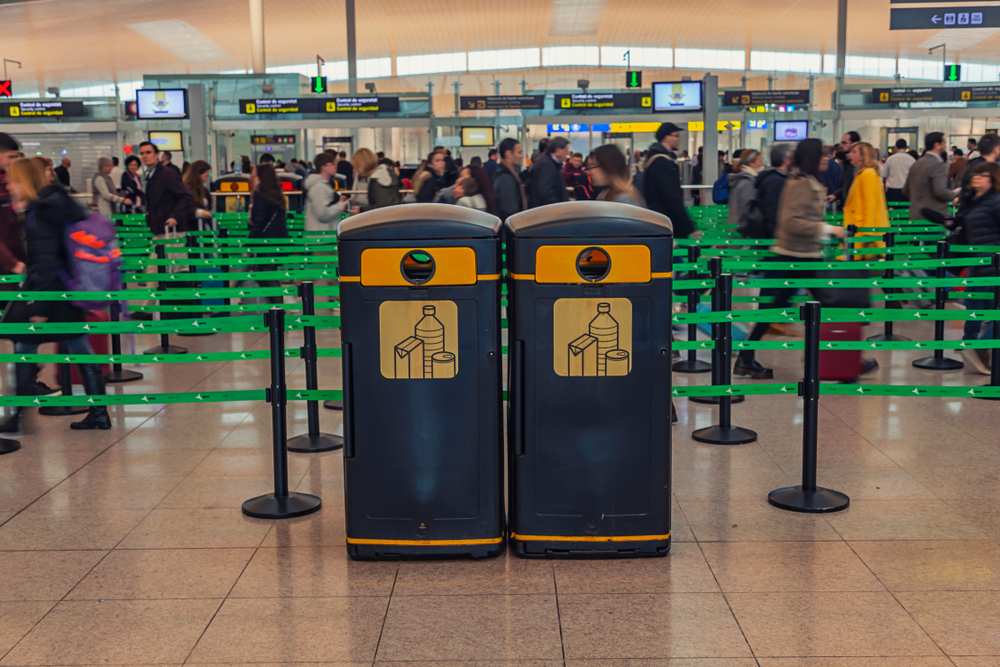 Raccoglitore di contenitori di plastica al gate