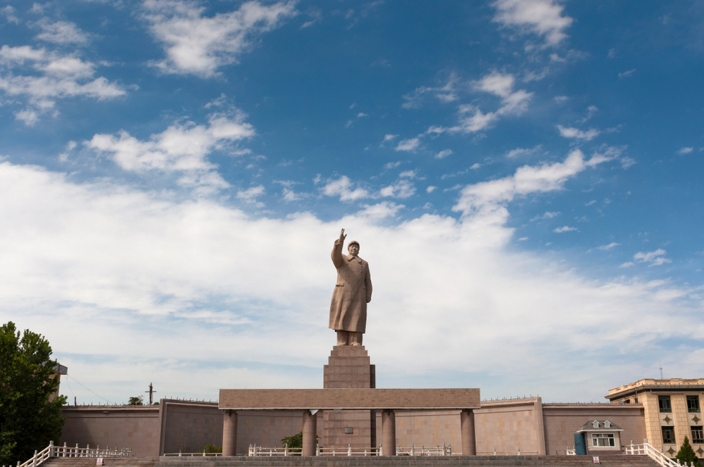 La statua del grande timoniere Mao domina ancora la grande piazza di Kasghar – foto Shutterstock