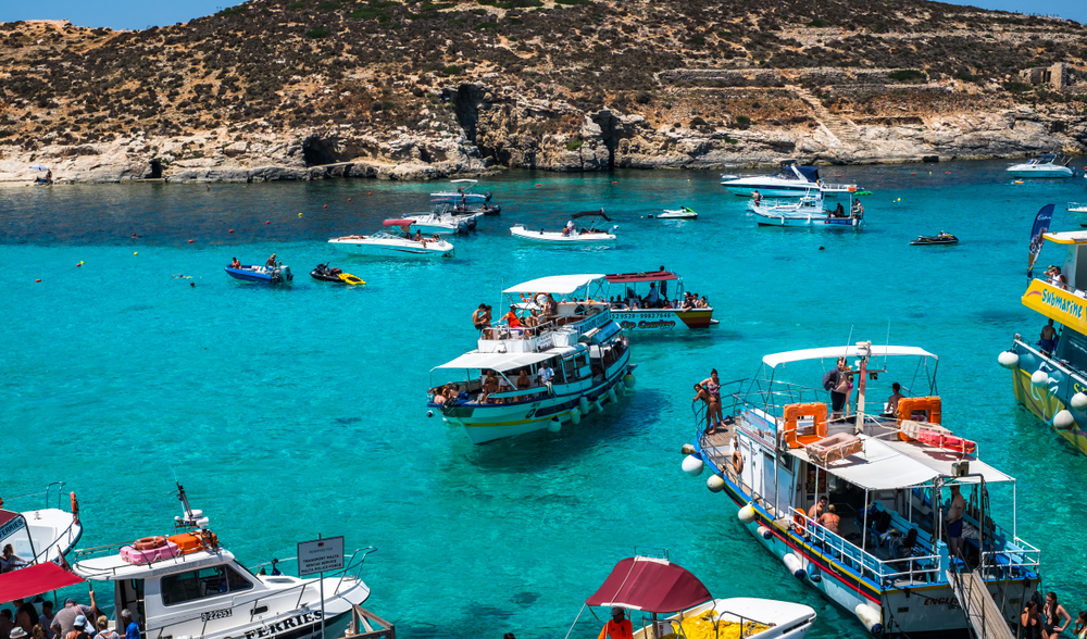 Diportisti attraccati nei pressi delle coste della Laguna Blu di Comino / foto Shutterstock