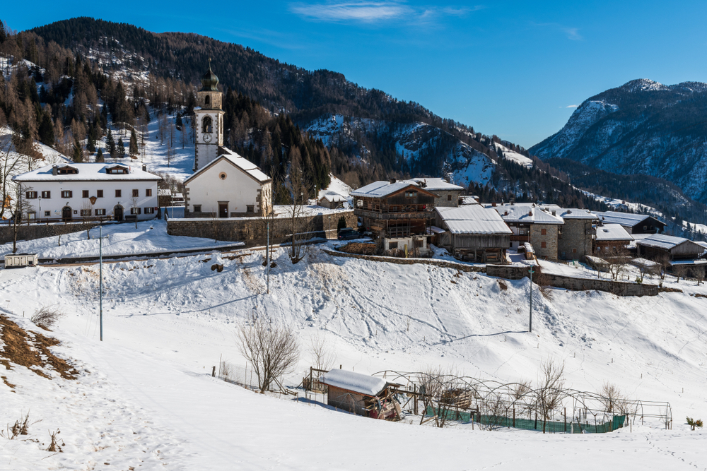 Abitazioni tradizionali in pietra e legno a Sauris