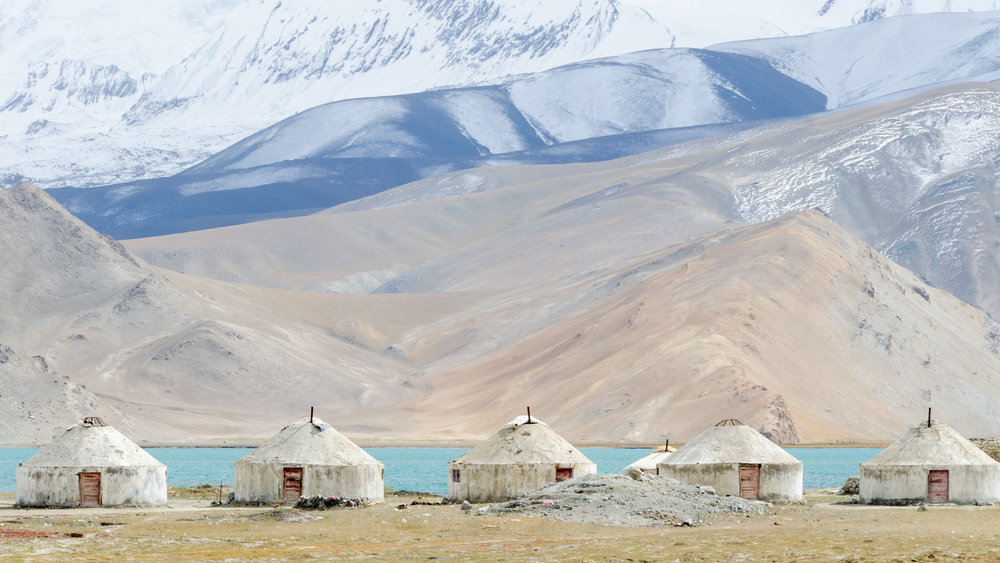 Un accampamento di gher in cemento, usate per alloggiare i turisti – foto Shutterstock