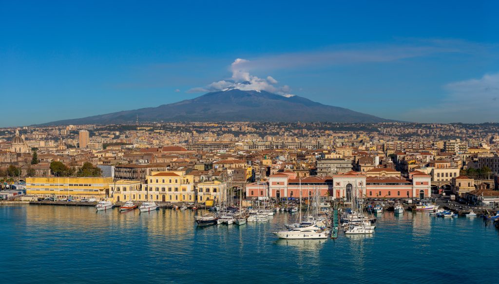 Ritratto dal mare di Catania, sullo sfondo il profilo dell'Etna