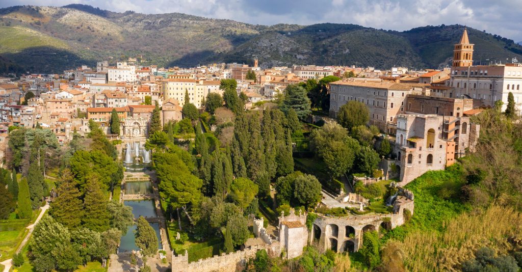 Veduta aerea di Villa d'Este a Tivoli (Roma) e dei suoi splendidi giardini all'italiana - foto Shutterstock