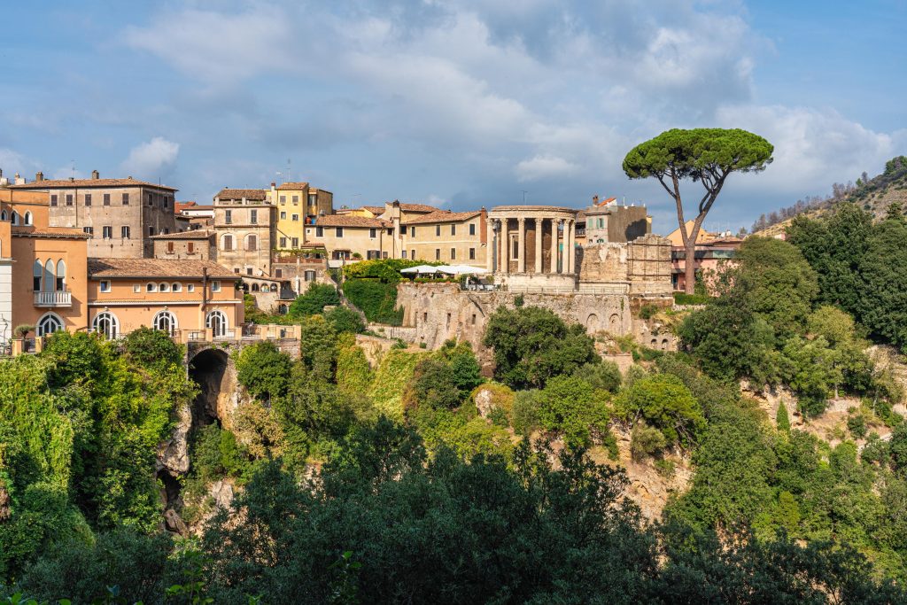 Scorcio di Tivoli con il Parco della Villa Gregoriana - foto Shutterstock