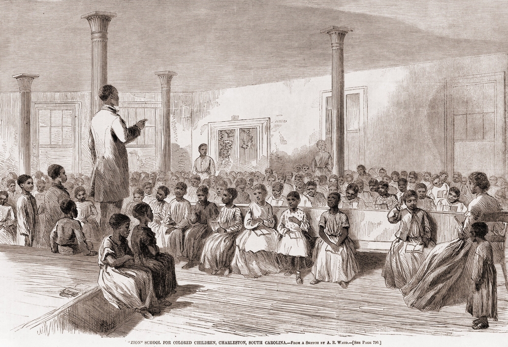 Scuola per bambini afroamericani nati in schiavitù, Charleston, 1866. Prima della Guerra Civile, era illegale insegnare agli schiavi a leggere. Foto Shutterstock