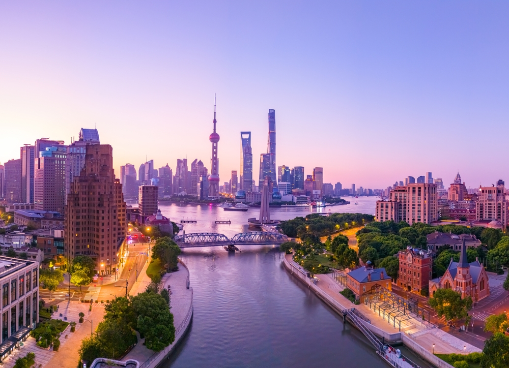 Lo skyline di Shanghai, con il fiume Huangpu e Pudong - foto Shutterstock