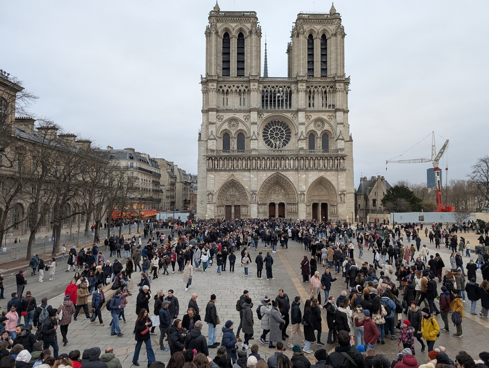 La coda per entrare a Notre Dame, Parigi, il 15 dicembre 2024 - foto Shutterstock