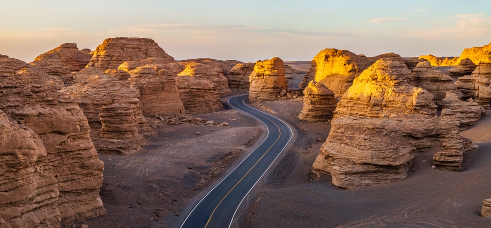 Nuove strade si addentrano nel deserto del Tamaklan, il deserto del non ritorno – foto Shutterstock