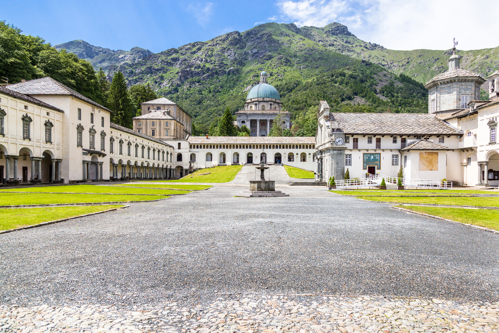 Il santuario di Oropa, meta di pellegrinaggi a piedi e su due ruote. Foto Shutterstock