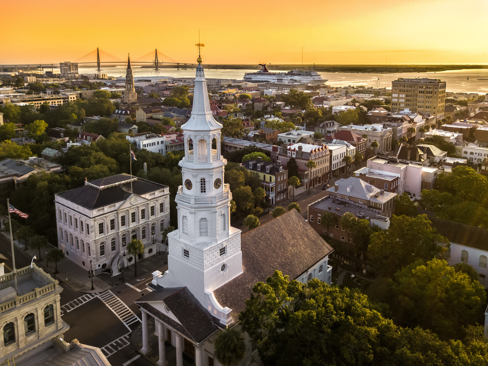 Vista dall'alto del centro di Charleston con il porto sullo sfondo – foto Shutterstock