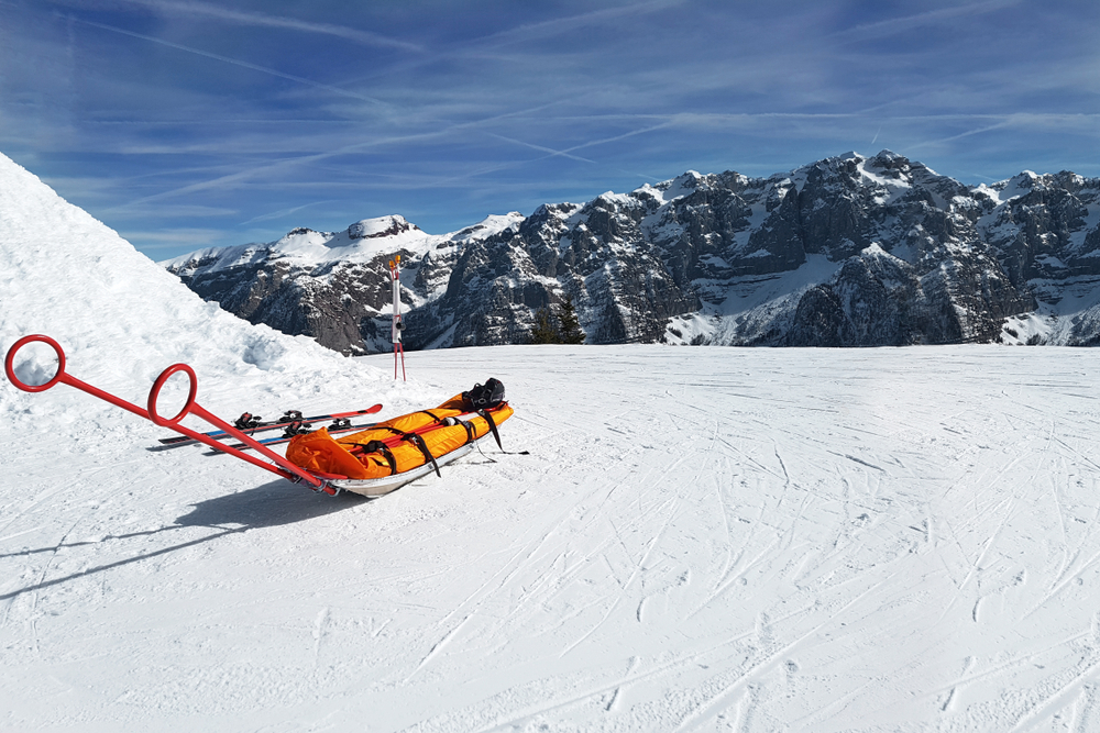 Una barella per il soccorso in pista 