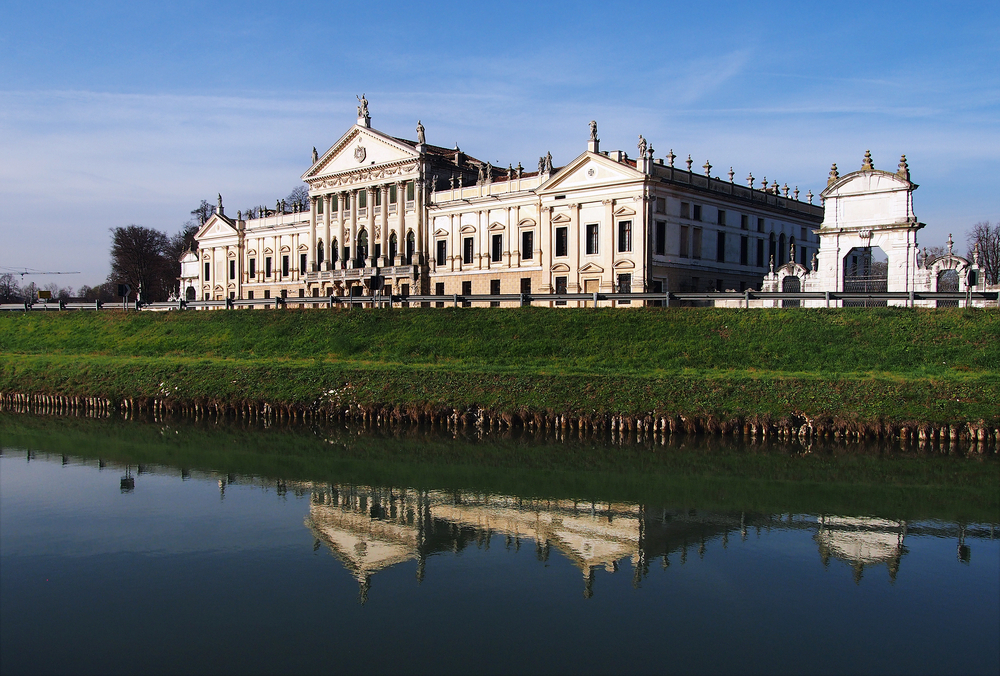 Vista della facciata di Villa Pisani
