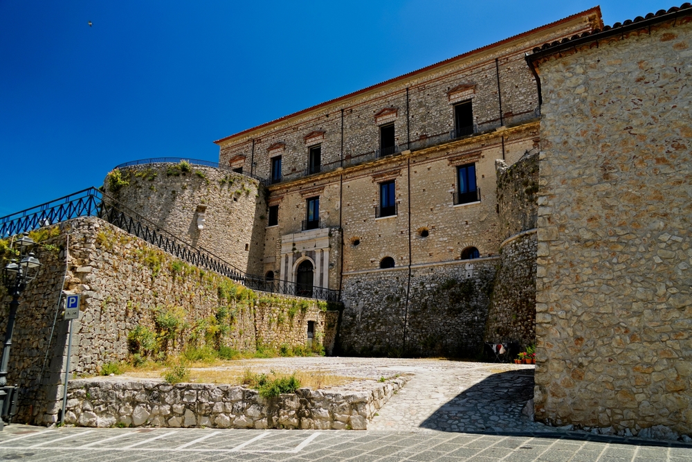 Le mura fortificate di Teggiano / foto Shutterstock