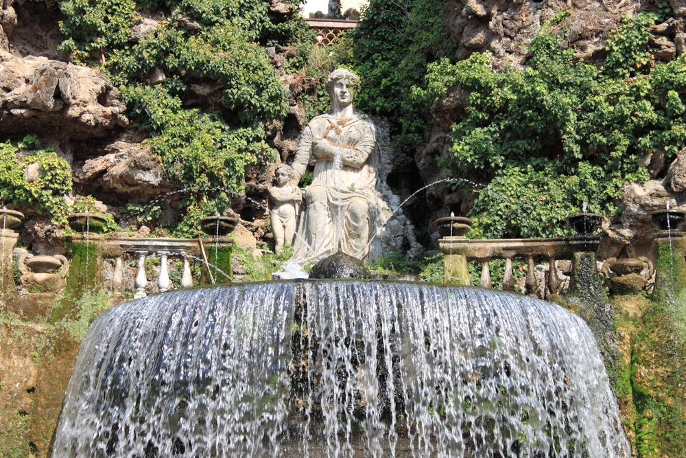 Una fontana neoclassica nei giardini di Villa d'Este