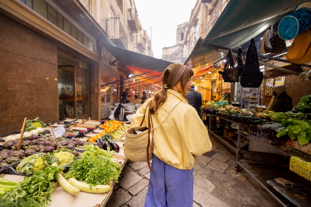 una turista in visita a un mercato cittadino