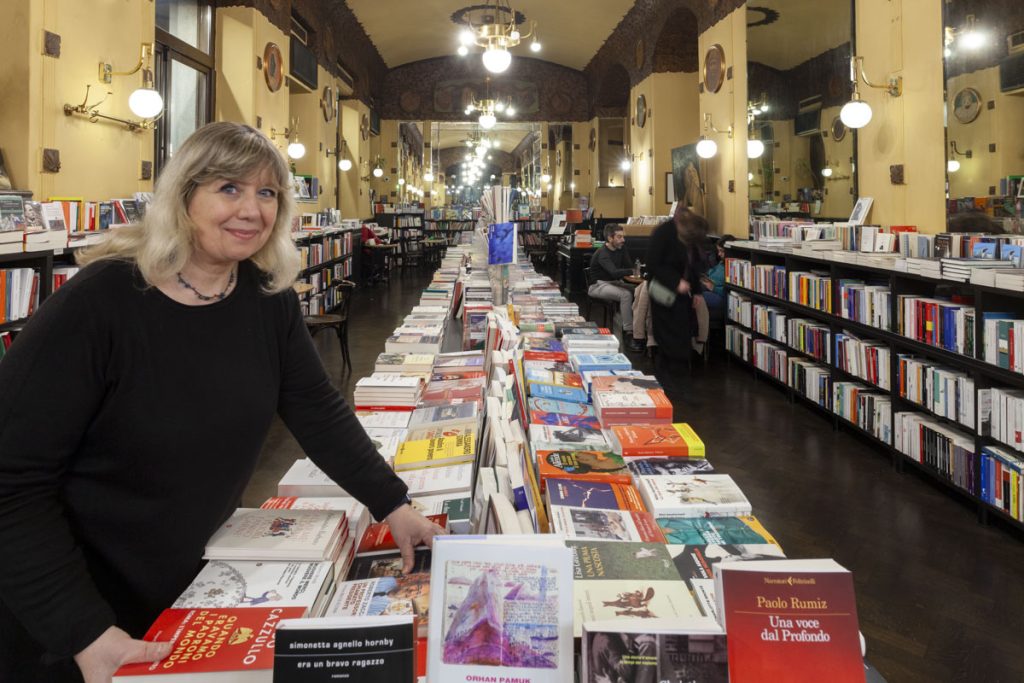 Loriana Ursicich, libraia della libreria all'interno del caffè San Marco. Foto di Agnese Divo.