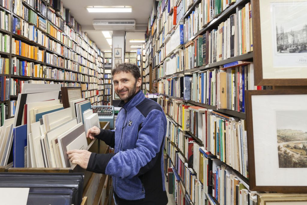 La storica rigatteria Achille al Ghetto. Nicola Misan rappresenta la terza generazioni di librai. Foto di Agnese Divo.