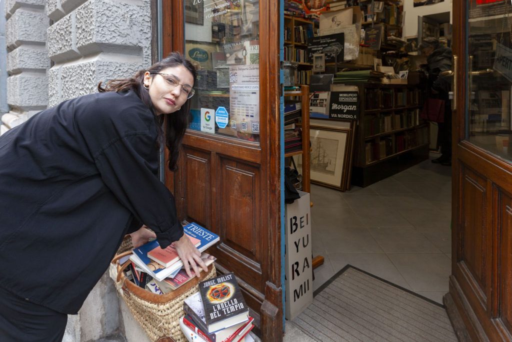 Martina Trevisan della rigatteria Zuckerman, dedicata ai libri usati. Foto di Agnese Divo.