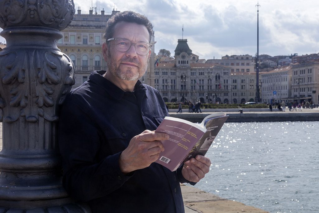 Lo scrittore austriaco Christian Klinger che da qualche anno ha preso casa in città. Foto di Agnese Divo.